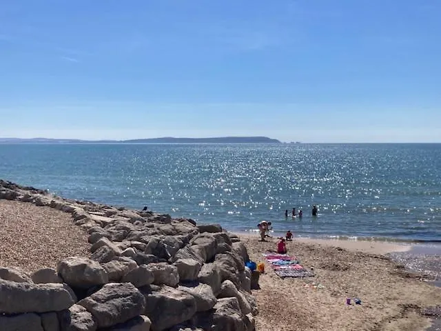 Highcliffe Apartment With Parking