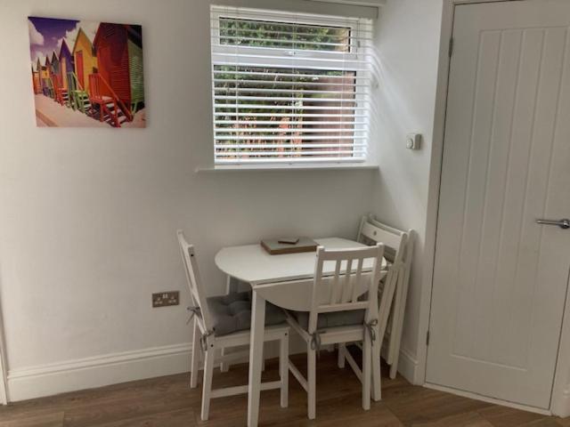 Highcliffe With Parking Apartment