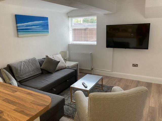 Highcliffe With Parking Apartment *