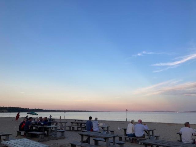 Highcliffe With Parking Apartment