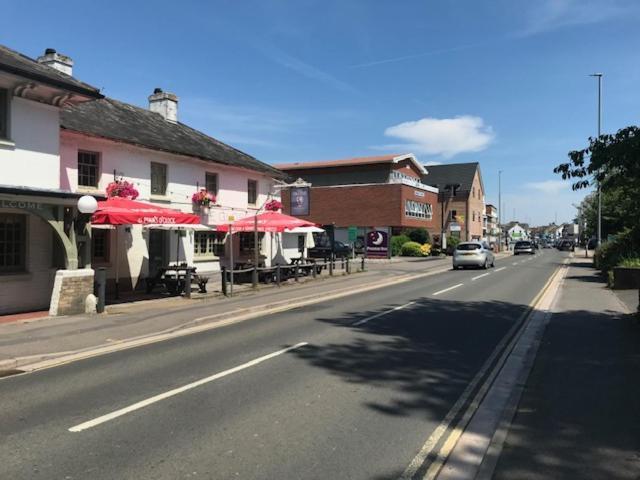 Highcliffe With Parking * Christchurch (Dorset)