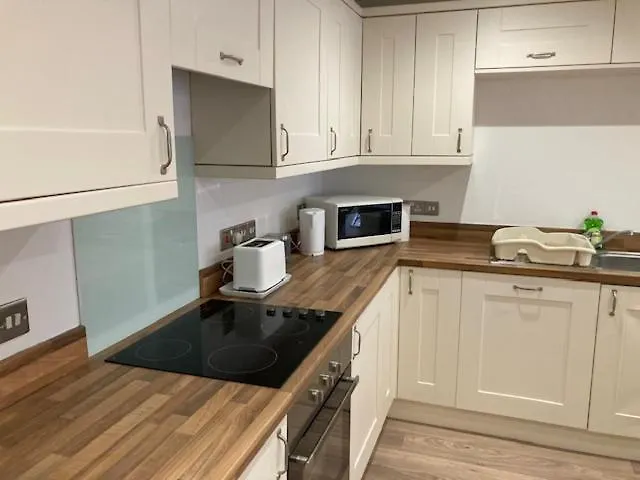 Highcliffe Apartment With Parking